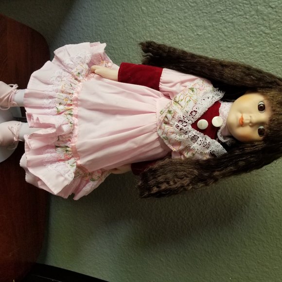 5 Collectible Dolls - Picture 4 of 7